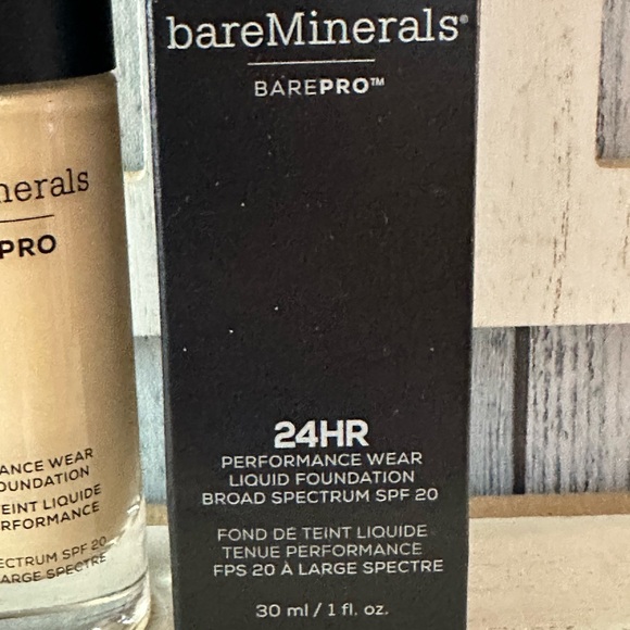 bareMinerals BAREPRO Makeup Performance Wear Liquid Foundation In Warm Light 07 - Picture 3 of 6